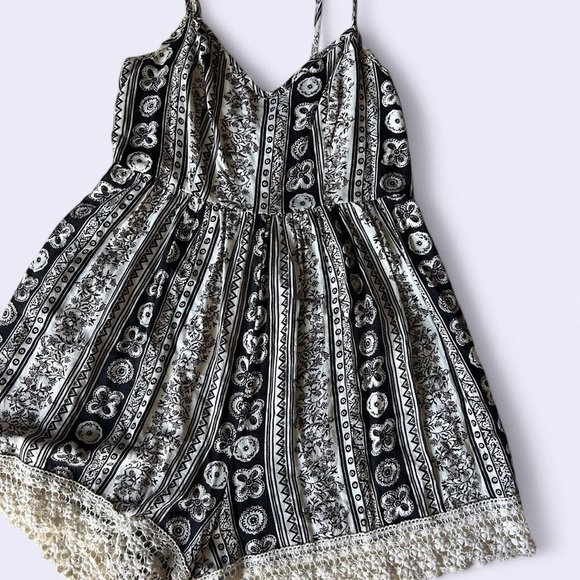 Abercrombie & Fitch Black and White Romper with Lace Trim size S - Picture 2 of 6